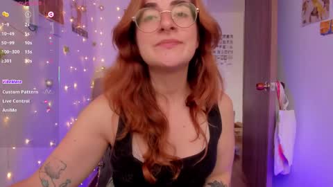 Snapshot of linda_giggle chatting on October 3, 2025, 12:35 pm Giggles online show from October 3, 2025, 12:35 pm