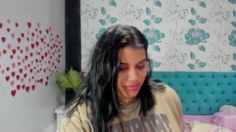 Snapshot of lindabreexlove chatting on February 6, 2025, 6:35 pm online show from February 6, 2025, 6:35 pm