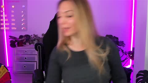 Snapshot of lindawhite_ chatting on December 14, 2024, 5:14 pm Linda -- online show from December 14, 2024, 5:14 pm