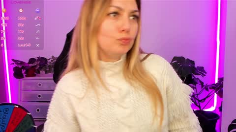 Snapshot of lindawhite_ chatting on December 17, 2024, 4:32 pm Linda -- online show from December 17, 2024, 4:32 pm