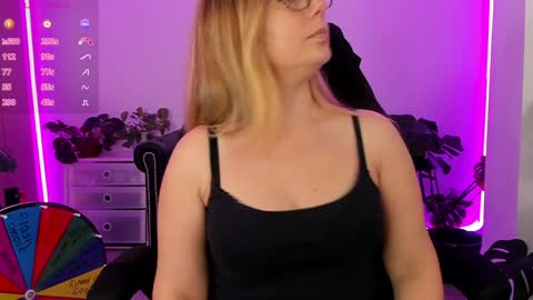 Snapshot of lindawhite_ chatting on January 26, 2025, 11:08 pm Linda -- online show from January 26, 2025, 11:08 pm