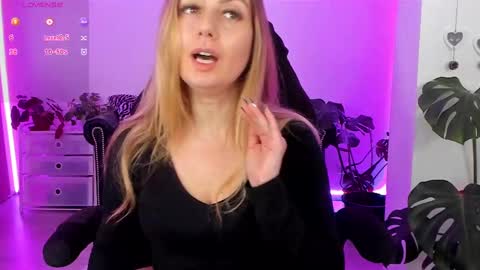 Snapshot of lindawhite_ chatting on February 15, 2025, 9:48 pm Linda -- online show from February 15, 2025, 9:48 pm