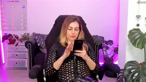 Snapshot of lindawhite_ chatting on February 17, 2025, 4:59 pm Linda -- online show from February 17, 2025, 4:59 pm