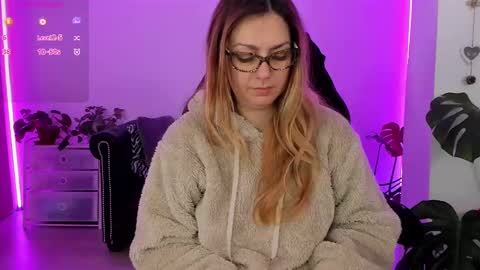 Snapshot of lindawhite_ chatting on March 7, 2025, 9:48 pm Linda -- online show from March 7, 2025, 9:48 pm