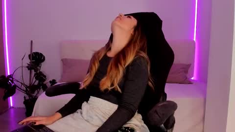 Snapshot of lindawhite_ chatting on November 7, 2025, 5:13 pm Linda -- online show from November 7, 2025, 5:13 pm