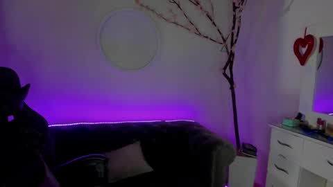 Lindsay    online show from January 18, 2026, 5:00 am