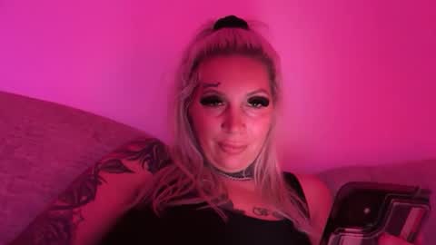 Lindzay online show from November 3, 2025, 1:19 am