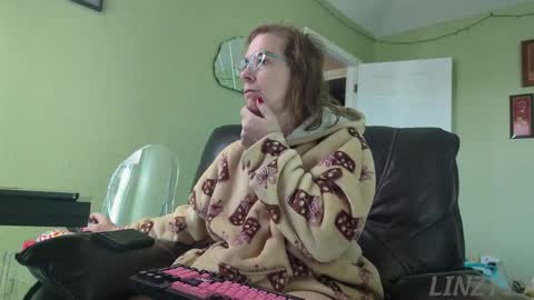 Linzy19 online show from November 9, 2025, 4:27 pm