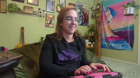 Linzy19 online show from November 10, 2025, 5:28 am