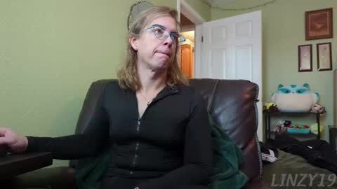 Linzy19 online show from December 1, 2025, 3:17 pm