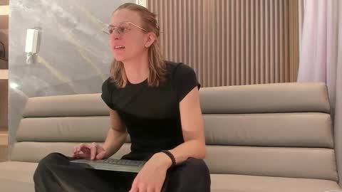 Lior evan online show from December 17, 2025, 11:49 am