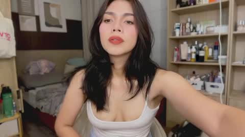 Liora of Ophir online show from April 18, 2026, 3:21 am