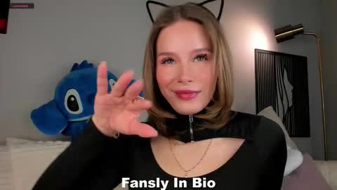 Snapshot of lipswithsweetonthem chatting on October 19, 2025, 1:06 am Lina online show from October 19, 2025, 1:06 am