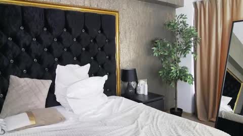 lisacroft online show from February 22, 2025, 1:02 pm