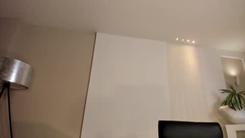 Lisa  Flowers online show from February 11, 2026, 11:04 am