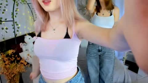 Lisa blonde  Alisa brunette online show from April 17, 2026, 6:33 pm