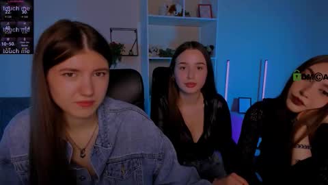 lissa_night online show from October 10, 2025, 1:43 pm