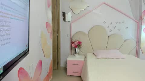 Snapshot of little__doll18 chatting on November 28, 2025, 10:18 am little__doll18 online show from November 28, 2025, 10:18 am