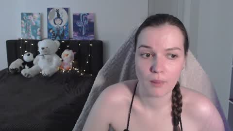 Snapshot of little__flowers chatting on June 22, 2026, 8:33 am little__flowers online show from June 22, 2026, 8:33 am