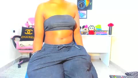 Snapshot of little_africa chatting on December 19, 2024, 1:18 pm little_africa online show from December 19, 2024, 1:18 pm