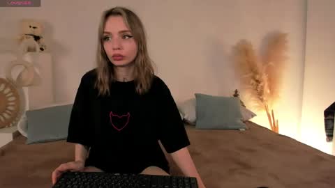 little_clare_ online show from May 22, 2026, 12:33 pm