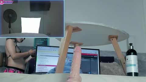 Snapshot of little_lili19 chatting on January 12, 2025, 4:00 am Lili online show from January 12, 2025, 4:00 am