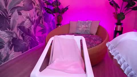 Snapshot of little_paulette chatting on November 8, 2025, 1:33 pm Paulette online show from November 8, 2025, 1:33 pm