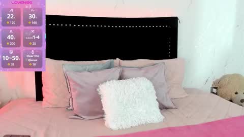 Snapshot of littlecuties chatting on November 4, 2025, 4:22 am Violet Alyson online show from November 4, 2025, 4:22 am