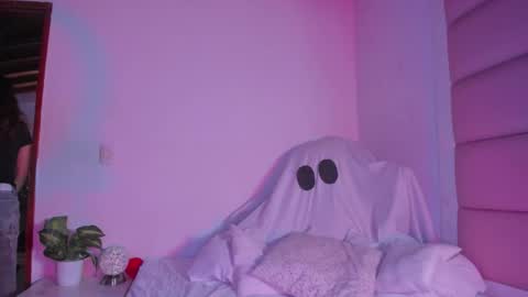 Snapshot of littlee_emma_ chatting on October 8, 2025, 4:21 am littlee_emma_ online show from October 8, 2025, 4:21 am