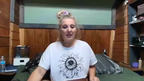 lisanixs online show from April 2, 2026, 5:21 pm