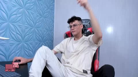 Snapshot of littlemax23 chatting on October 19, 2025, 4:35 am MAX online show from October 19, 2025, 4:35 am