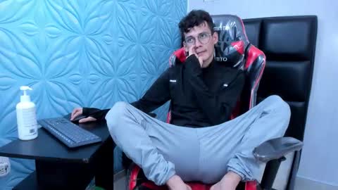 Snapshot of littlemax23 chatting on November 11, 2025, 12:49 pm MAX online show from November 11, 2025, 12:49 pm