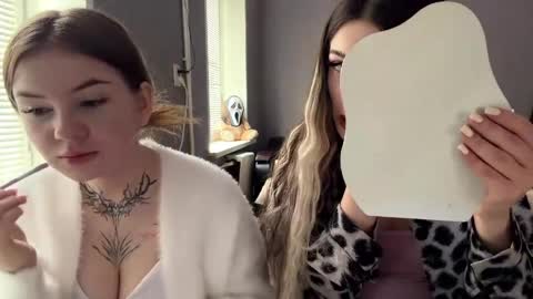 Lara and Lora online show from March 27, 2026, 7:36 am