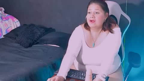 Snapshot of lizz_milf chatting on September 16, 2025, 4:02 am lizz_milf online show from September 16, 2025, 4:02 am