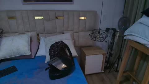 Lizz  online show from November 11, 2025, 12:49 pm