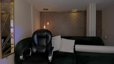 Lizzi  online show from October 16, 2025, 9:49 pm