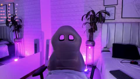  Lizzie  online show from November 26, 2025, 12:06 pm