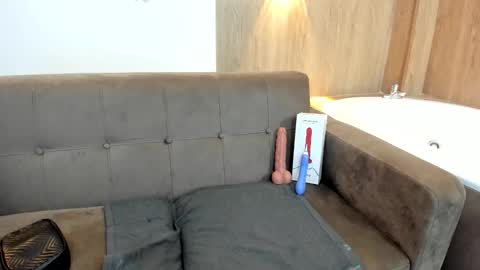 lizzie_williamss online show from November 24, 2025, 3:28 am