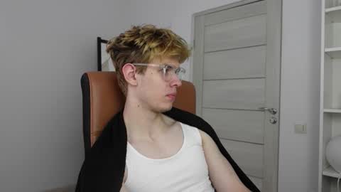 LOGAN FRASER online show from October 5, 2025, 12:25 pm