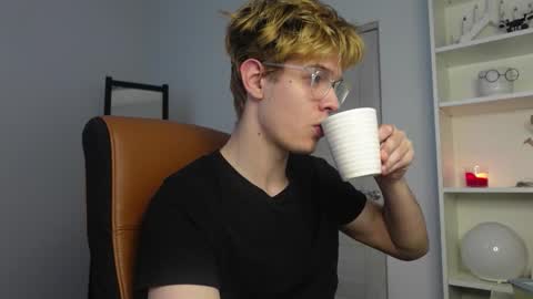 LOGAN FRASER online show from October 12, 2025, 5:50 am