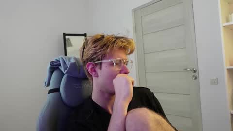 LOGAN FRASER online show from October 18, 2025, 1:23 pm