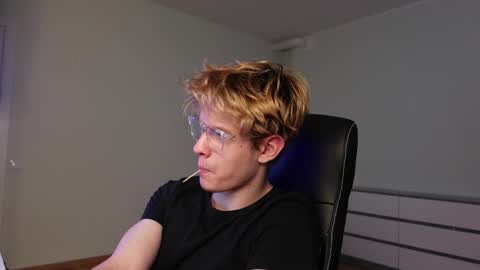 LOGAN FRASER online show from October 23, 2025, 6:23 am