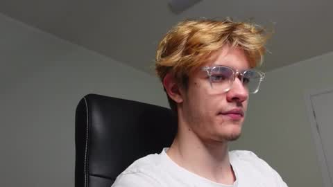 LOGAN FRASER online show from October 28, 2025, 2:53 pm