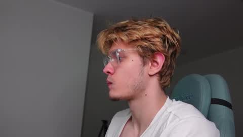 LOGAN FRASER online show from October 30, 2025, 4:08 pm