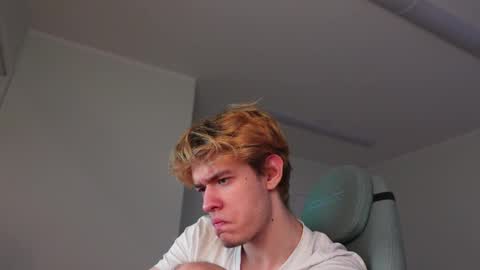 LOGAN FRASER online show from November 13, 2025, 1:54 pm