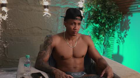 logan_varela online show from December 4, 2025, 2:04 pm