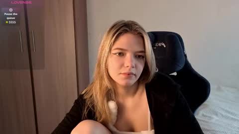 Snapshot of logandrive chatting on October 13, 2025, 10:04 am Logan and Katana online show from October 13, 2025, 10:04 am