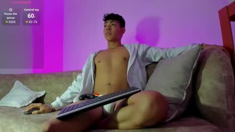 Snapshot of logantwink18 chatting on November 15, 2025, 7:21 pm logantwink18 online show from November 15, 2025, 7:21 pm