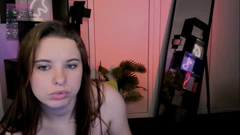 Lola online show from November 12, 2025, 7:13 pm