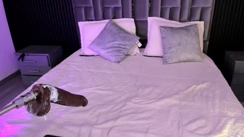 Lola Angel online show from November 30, 2025, 8:29 am